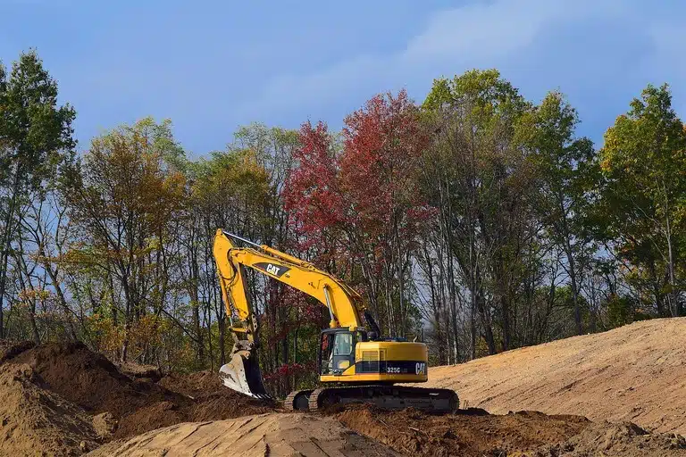 Excavadora allanando terreno