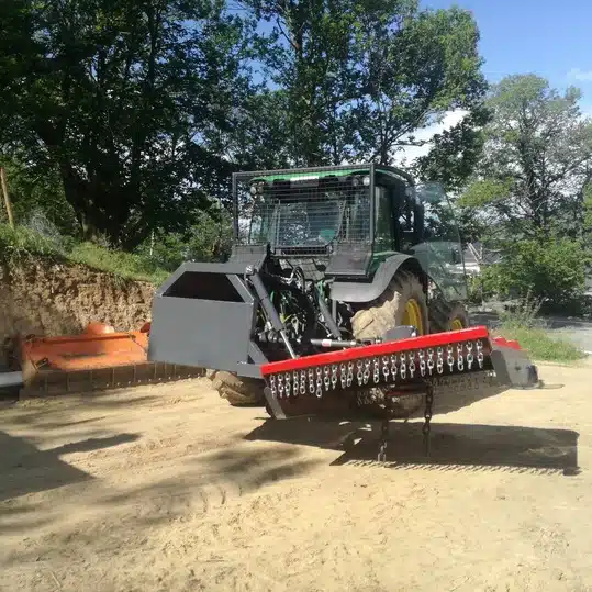 Tractor con desbrozadora de cadenas