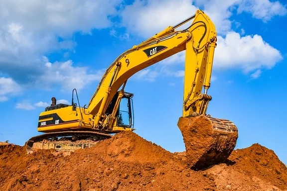 Maquina excavadora moviendo tierra